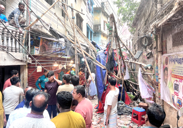 Bangladesh quake leaves five dead and 100 injured